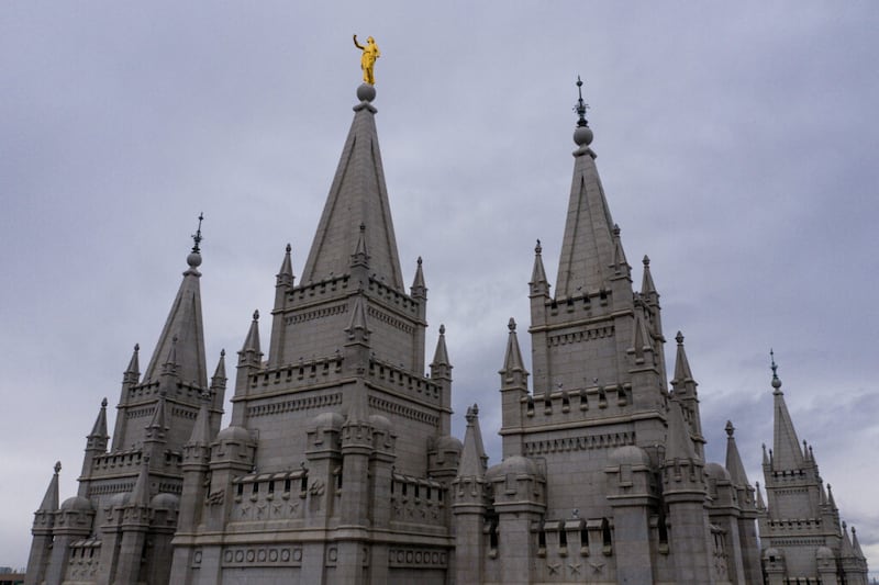 La estatua del ángel Moroni en lo alto del Templo de Salt Lake de La Iglesia de Jesucristo de los Santos de los Últimos Días se yergue sin su trompeta luego de un terremoto en Salt Lake City el miércoles, 18 de marzo de 2020.