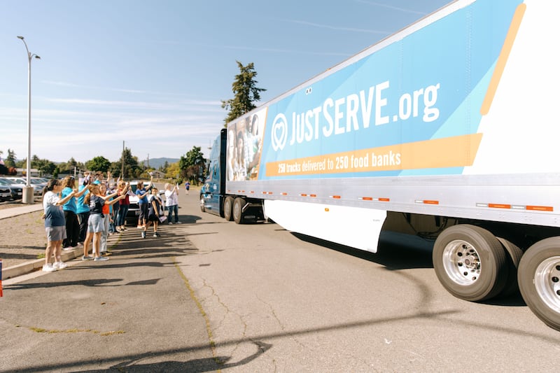 Los voluntarios de JustServe celebran la entrega de un camión de alimentos de La Iglesia de Jesucristo de los Santos de los Últimos Días a la despensa de alimentos Partners INW en Spokane Valley, Washington, el jueves, 25 de junio de 2026.