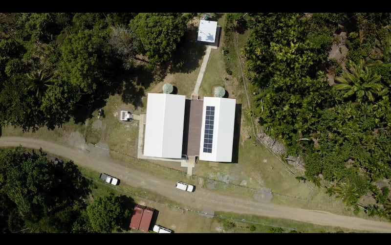Una capilla simplificada en Papúa Nueva Guinea equipada con paneles solares e internet satelital permite que las congregaciones se reúnan, estudien y participen en programas de la Iglesia en áreas remotas.