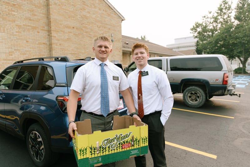 Los misioneros de la Misión Washington Spokane llevan alimentos al centro de estaca para las personas afectadas por los incendios forestales en Spokane, Washington, el 2 de agosto de 2026.