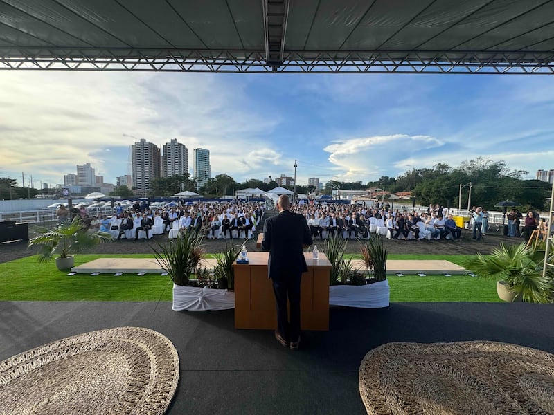 El élder Ciro Schmeil, Autoridad General de los Setenta y primer consejero de la presidencia del Área de Brasil, habla en la ceremonia de la palada inicial del Templo de Teresina, Brasil, el sábado 18 de abril de 2026, en Teresina, Brasil.