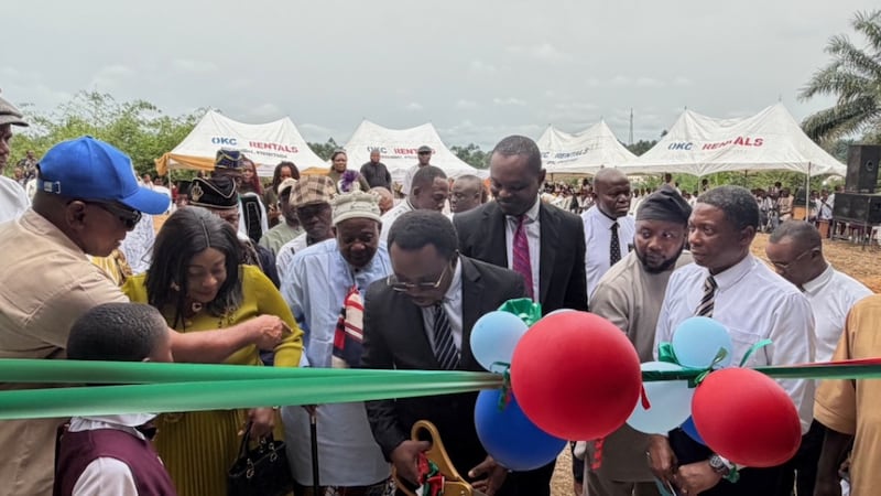 Funcionarios cortan la cinta de un nuevo conjunto de aulas en el Government Technical College en el estado de Cross River, Nigeria, el 4 de febrero de 2026.