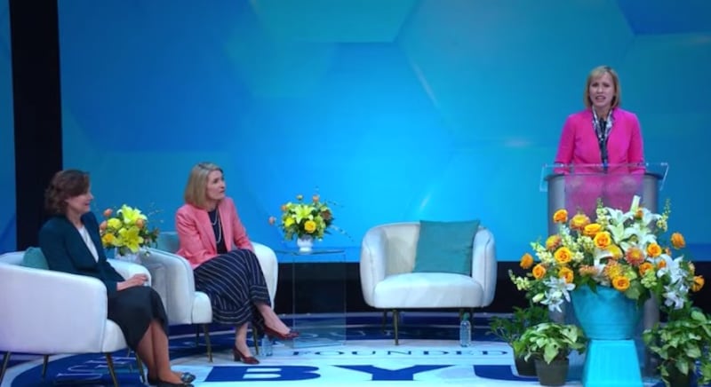 La hermana Amy A. Wright, segunda consejera de la presidencia general de la Primaria, habla durante de la Conferencia de Mujeres de BYU, 29 de abril de 2021.