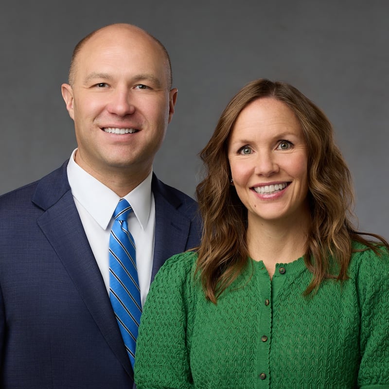 Matthew R. Henriksen y Rebecca S. Henriksen, quienes servirán como presidente y compañera de la nueva Misión Francia París Sur a partir de julio de 2026.