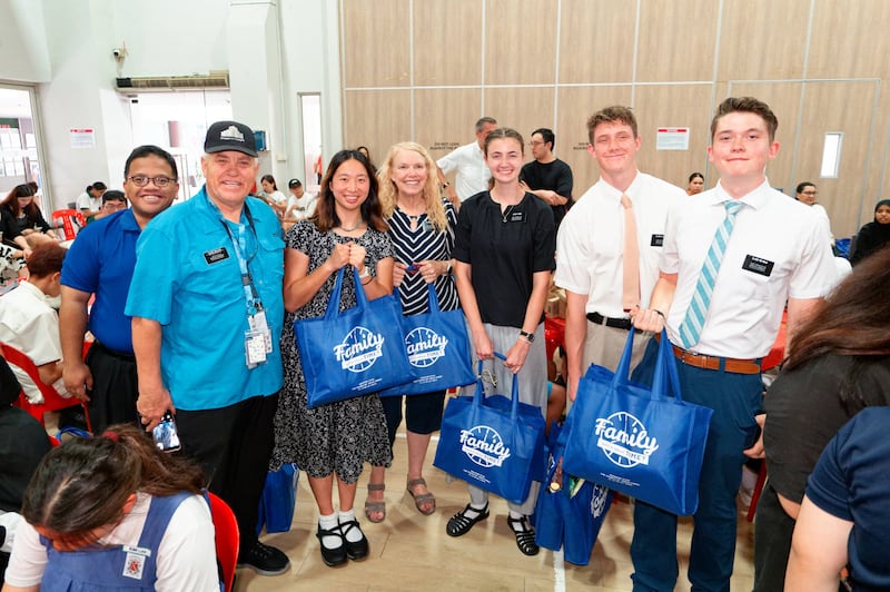 Misioneros de La Iglesia de Jesucristo de los Santos de los Últimos Días y la Fundación Rahmatan Lil Alamin se preparan para comenzar la distribución de bolsas de raciones donadas en el proyecto de servicio Study Awards cum en el Centro Comunitario West Coast en Singapur, 6 de diciembre de 2025.