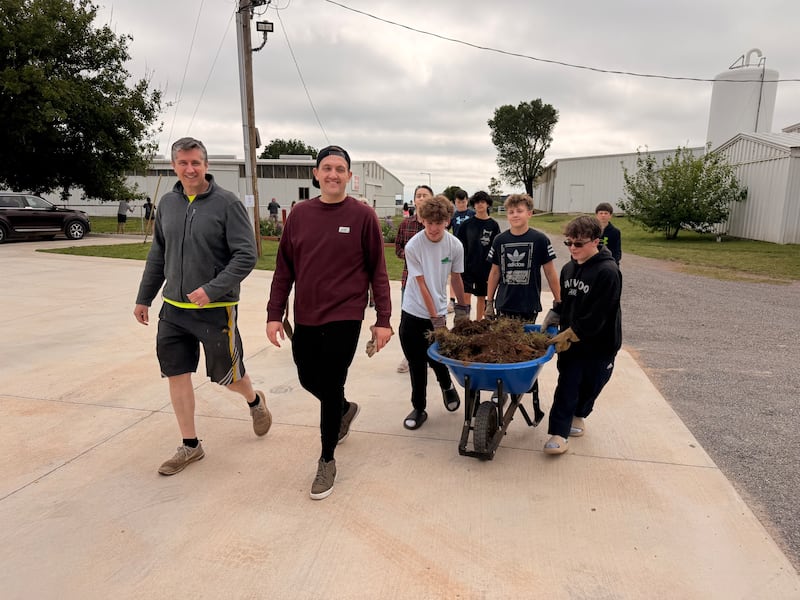 Jóvenes voluntarios realizan trabajo de jardinería en el programa ecuestre terapéutico Savannah Station en Yukon, Oklahoma, durante el Día Global del Servicio Juvenil en abril de 2026.