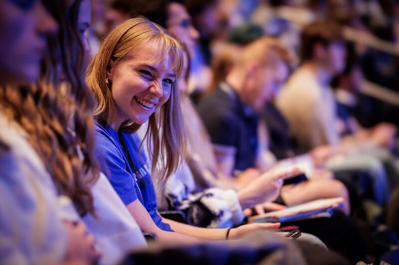 Estudiantes y profesores se reúnen en el Centro Marriott para un devocional con el Élder John A. McCune, un Setenta Autoridad General, el martes 9 de diciembre de 2025, en Provo, Utah.