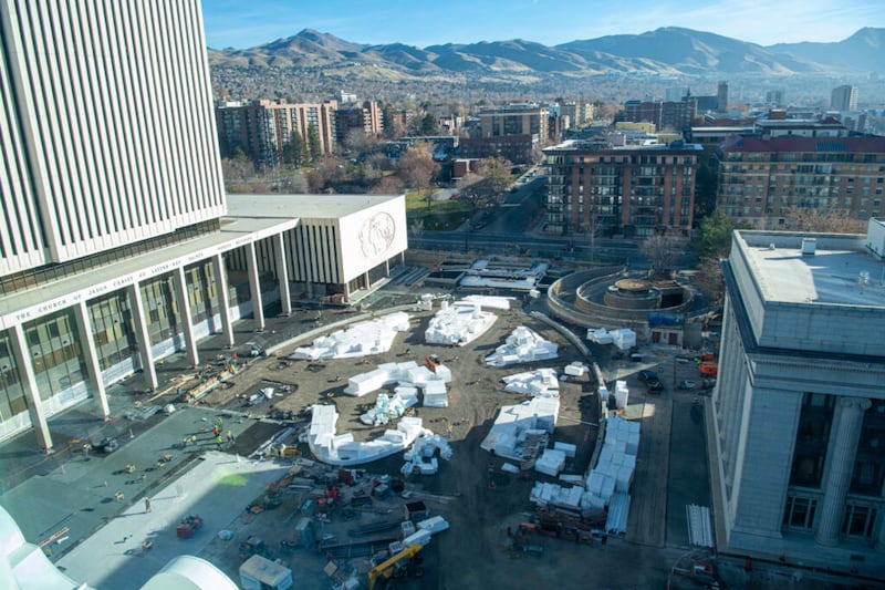 La plaza del Edificio de Oficinas de la Iglesia está preparada para exhibir banderas que representan a las naciones del mundo y los bloques de poliestireno se utilizan como espaciadores para reducir el peso del suelo en la cubierta reparada como parte del proyecto de renovación de la Manzana del Templo en Salt Lake City durante diciembre de 2021.