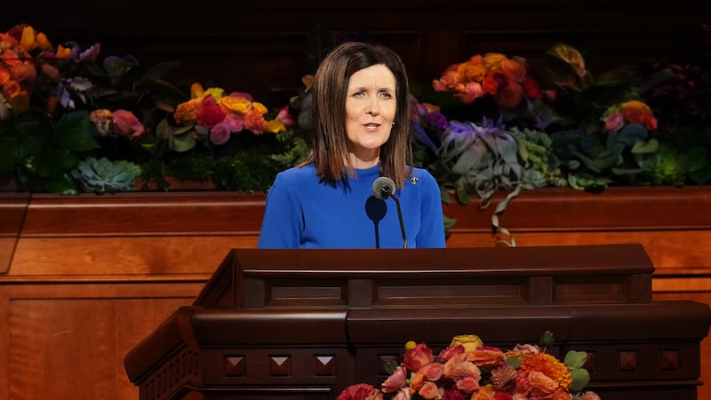 La hermana Michelle D. Craig, primera consejera de la presidencia general de las Mujeres Jóvenes, habla durante la sesión del sábado por la noche de la Conferencia General.