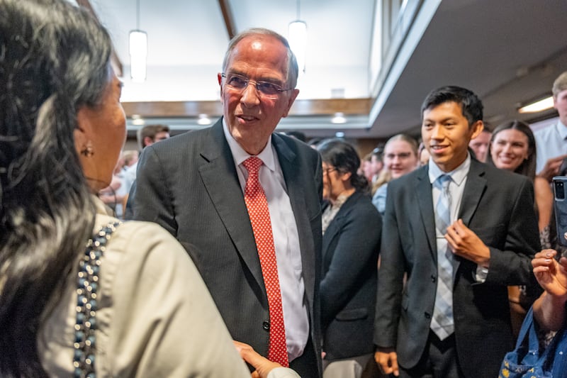 El élder Neil L. Andersen, del Cuórum de los Doce Apóstoles, saluda a los asistentes después de un devocional para jóvenes adultos en Placentia, California, el sábado, 16 de mayo de 2026.