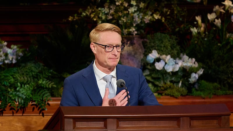 El élder Aaron T. Hall, Setenta Autoridad General, habla durante la sesión del domingo por la tarde de la 196ª Conferencia General Anual de La Iglesia de Jesucristo de los Santos de los Últimos Días en el Centro de Conferencias en Salt Lake City el 5 de abril de 2026.