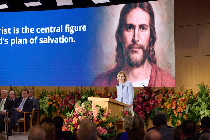 La hermana Amy A. Wright, primera consejera de la presidencia general de la Primaria y miembro del Consejo Ejecutivo Misional de la Iglesia, habla durante el Seminario para Nuevos Líderes de Misión de 2026 el viernes 19 de junio de 2026, en el Centro de Capacitación Misional de Provo en Provo, Utah.