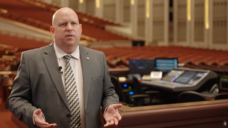 Aaron Kobel, ingeniero de audio de la Iglesia, aparece en un nuevo video de la Iglesia sobre el trabajo detrás de escenas de los técnicos de audio e iluminación antes de la conferencia general.