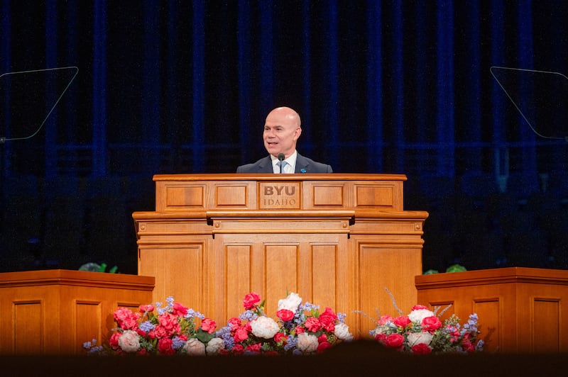 El presidente de la Universidad Brigham Young–Idaho, Alvin F. Meredith III, habla en un devocional en el campus el martes, 21 de abril de 2026, en Rexburg, Idaho.