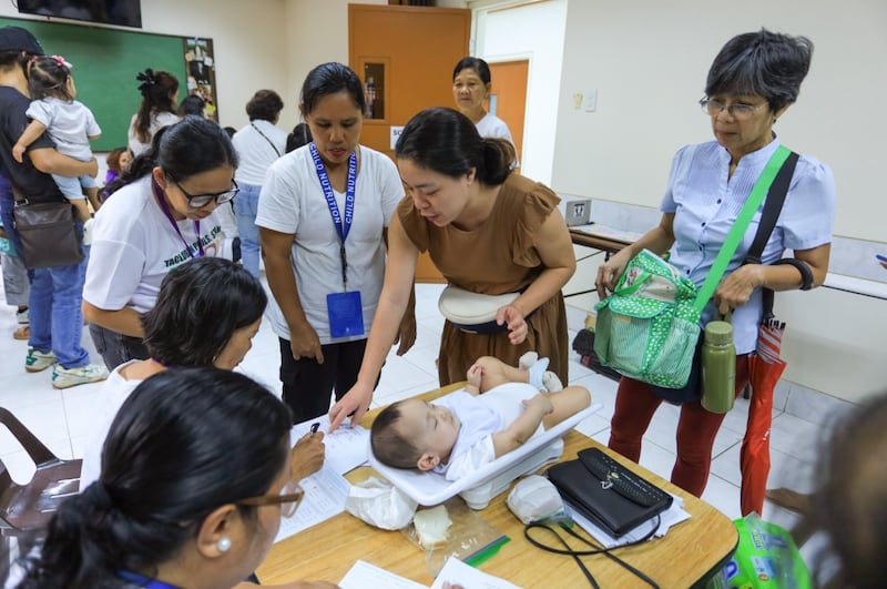 Una niña es pesada durante una evaluación de salud y nutrición en la Ciudad de Tacloban, Filipinas, el 19 de septiembre de 2026.