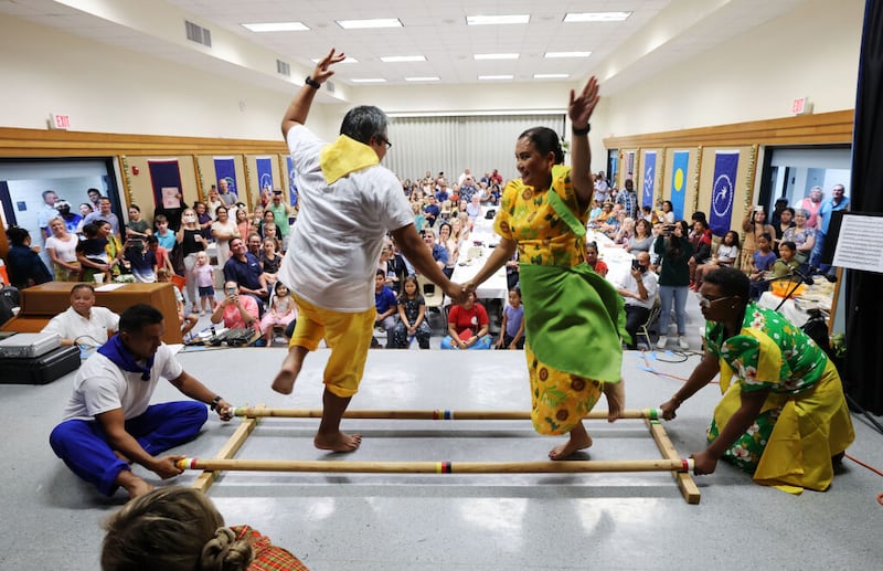 Los bailarines culturales de la base Andersen Air Fore se presentan mientras los miembros de la Iglesia celebran la dedicación del Templo de Yigo Guam en el Centro de Estaca Barrigada en Guam el viernes, 20 de mayo de 2022.
