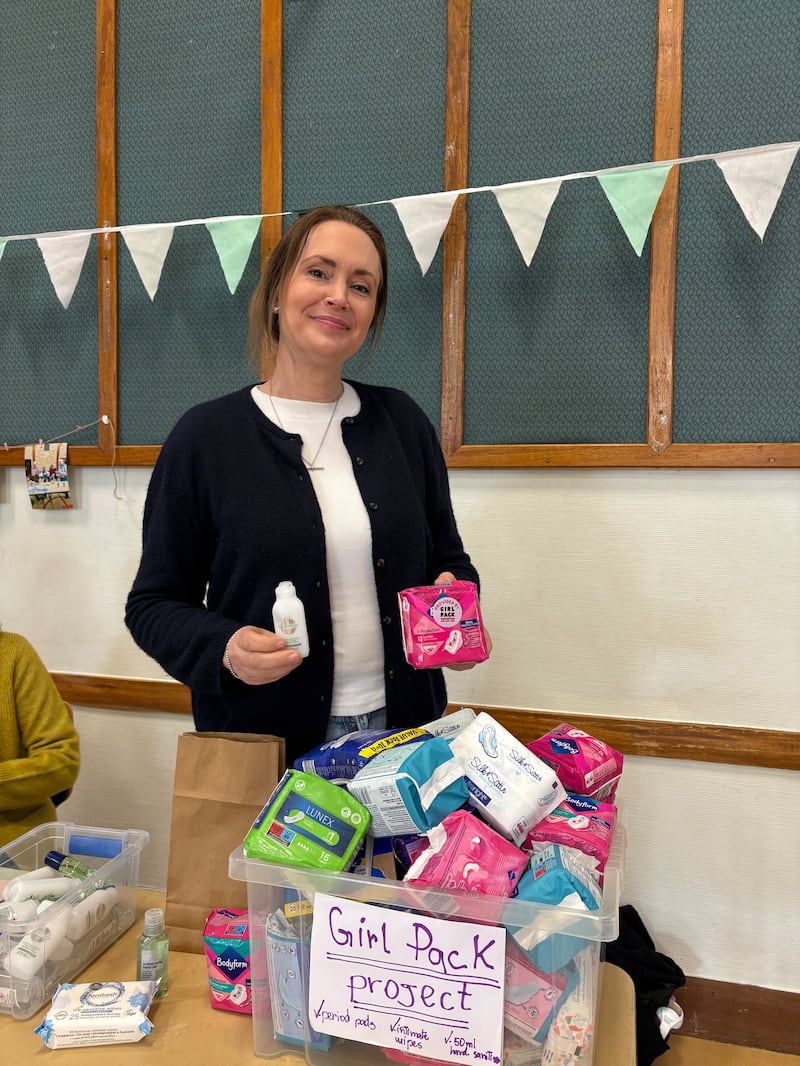 Naomi Reeves, del Barrio de Milton Keynes, muestra los artículos recolectados para Girl Pack durante una actividad de servicio de la Sociedad de Socorro de estaca en Northampton, Inglaterra, el 14 de marzo de 2026.