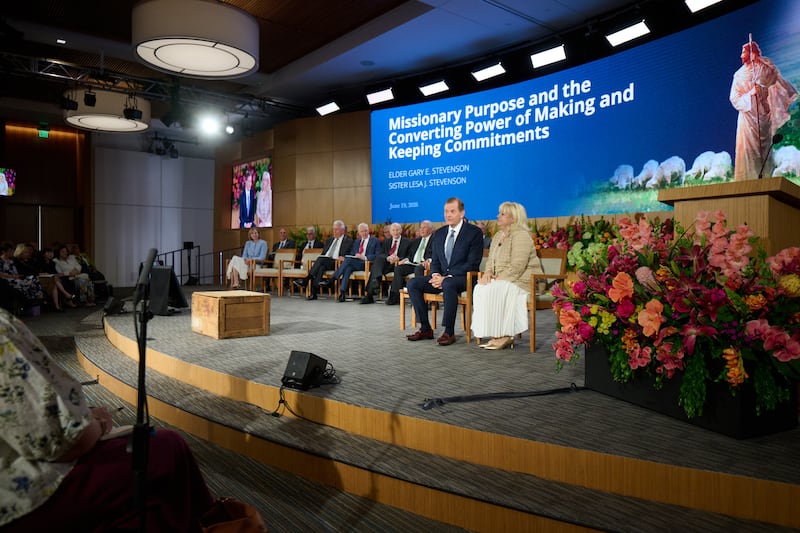 El élder Gary E. Stevenson, del Cuórum de los Doce Apóstoles, y su esposa, la hermana Lesa Stevenson, hablan juntos en el Seminario para Nuevos Líderes de Misión 2026 en el Centro de Capacitación Misional de Provo en Provo, Utah, el viernes 19 de junio de 2026.