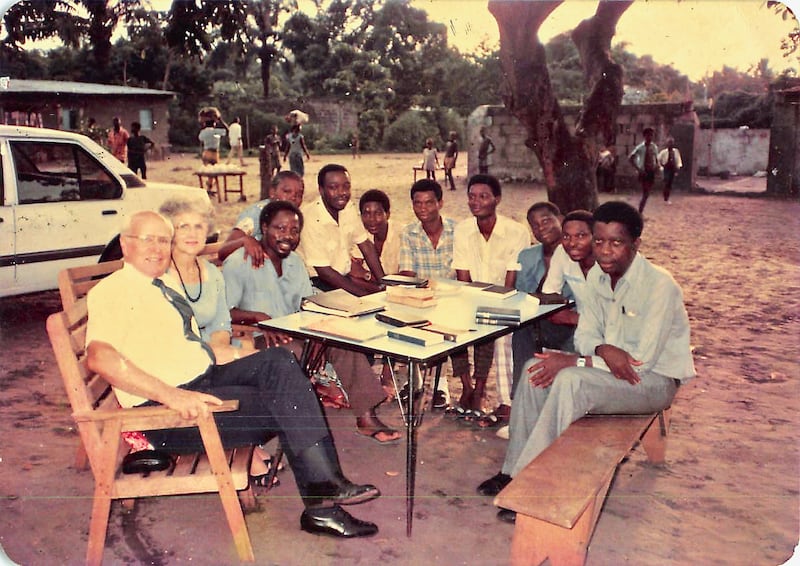 El Élder R. Bay Hutchings y la Hermana Jean Hutchings, los primeros dos misioneros en Zaire (ahora la República Democrática del Congo) enseñan la primera lección misionera en la casa de Banza en Kinshasa en 1986.