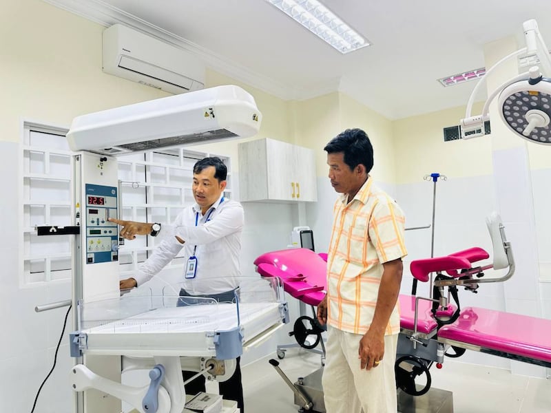 Empleados del Centro de Salud Seda Senchhey en Tboung Khmum, Camboya, instalan equipo médico donado por la Iglesia el 7 de junio de 2025.
