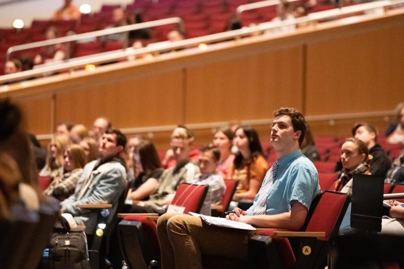 Los estudiantes se reúnen para el primer devocional del semestre de primavera de 2022 de BYU-Idaho el 19 de abril de 2022.