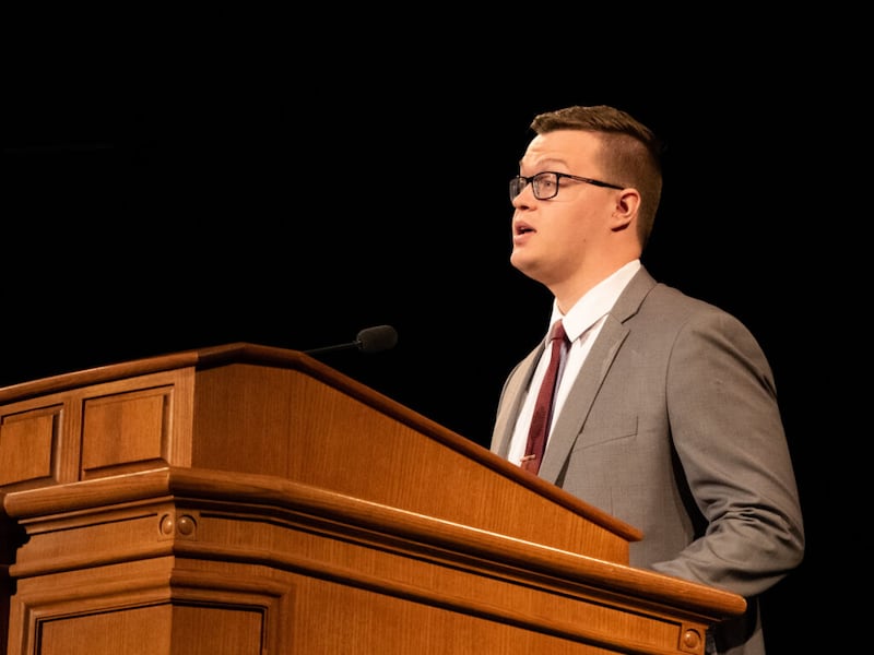 Christian Lloyd habla durante el devocional de BYU-Idaho el 19 de abril de 2022.