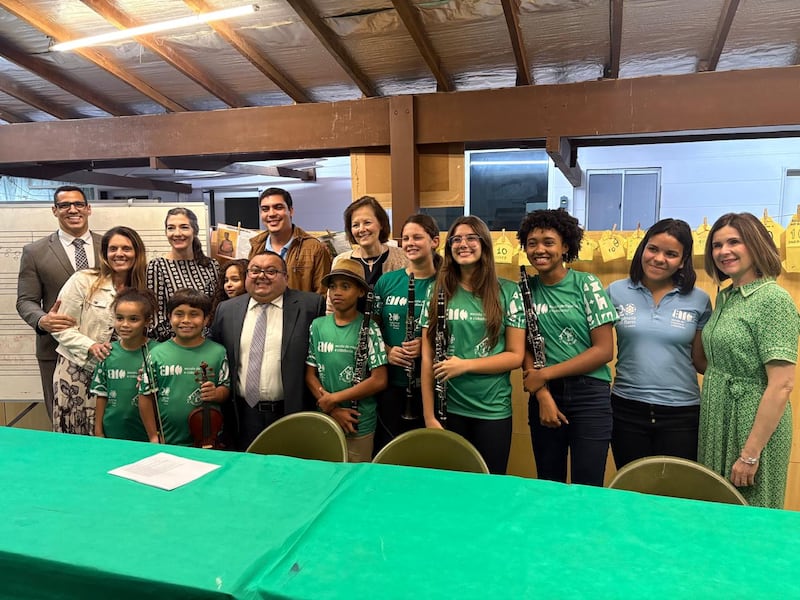 La Presidenta General de la Primaria Susan H. Porter y la hermana Andrea Muñoz Spannaus se toman una foto con niños que aprenden música en el Instituto Ayrton Senna en Río de Janeiro, Brasil, viernes 12 de junio de 2026.
