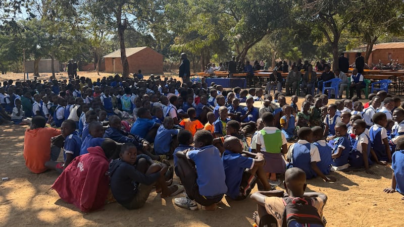 Los estudiantes asisten a la ceremonia de entrega de bloques de aulas de nueva construcción en la Escuela Primaria Magwero en el Distrito de Lilongwe, Malaui, 19 de junio de 2026.