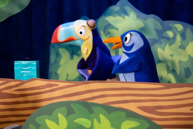 Las marionetas de aves llamadas Gilbert y Penny forman parte de la filmación de Amigo a Amigo de mayo de 2026.