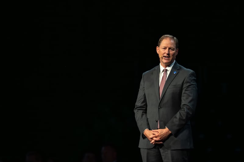 El élder Mark A. Bragg da un mensaje devocional en Rexburg, Idaho, el martes 2 de junio de 2026.