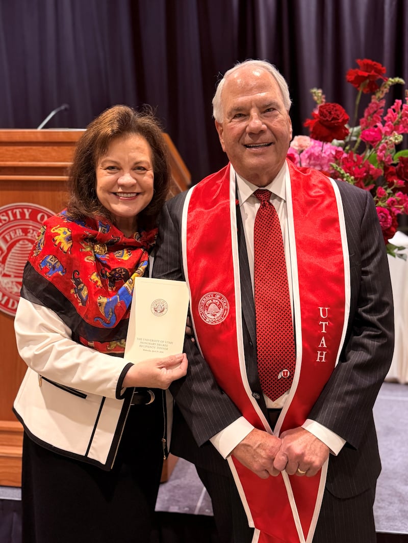 El élder Ronald A. Rasband y la hermana Melanie Rasband posan juntos en el Jon M. Huntsman Center de la Universidad de Utah, en Salt Lake City, el miércoles 29 de abril de 2026.