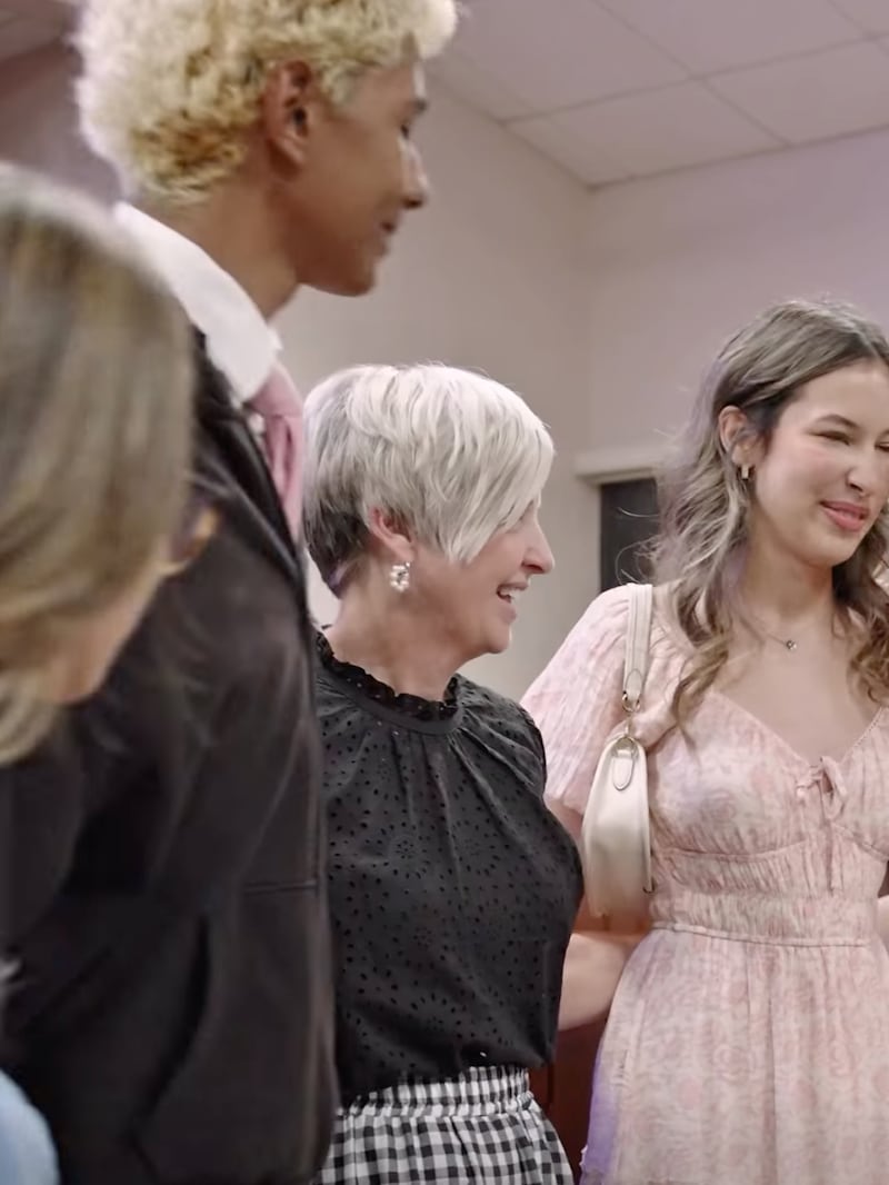 La presidenta Emily Belle Freeman saluda a los jóvenes mientras ministra en Puerto Rico en mayo de 2026.