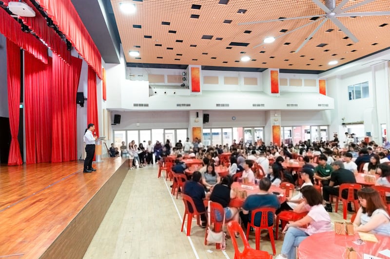 El ministro Desmond Lee se dirige a la audiencia en el evento del proyecto de servicio de los Premios al Estudio en el Centro Comunitario de West Coast en Singapur, 6 de diciembre de 2025.