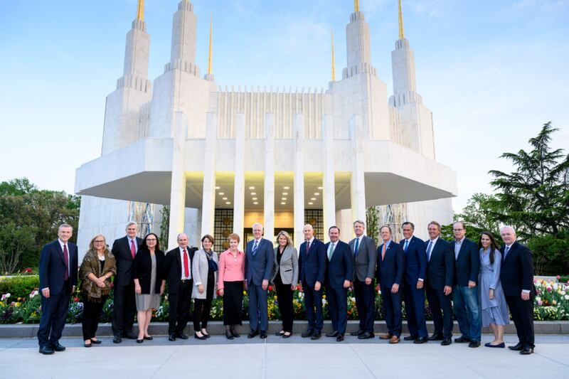 El élder Quentin L. Cook y su esposa, la hermana Mary Cook, posan con el juez adjunto de la Corte Suprema Neil M. Gorsuch, su esposa, Louise, sus asistentes legales y algunos de sus familiares, y el juez Thomas B. Griffith afuera del Templo de Washington D.C. el miércoles, 20 de abril de 2022.