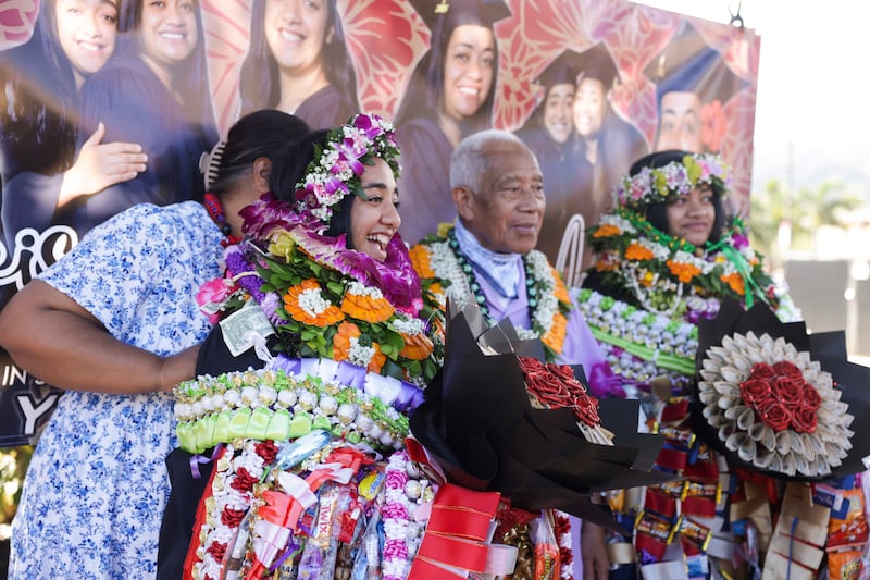 Graduados de BYU–Hawaii celebran con familiares y amigos fuera del Cannon Activities Center en Laie, Hawái, tras la ceremonia de graduación el viernes 12 de diciembre de 2025.