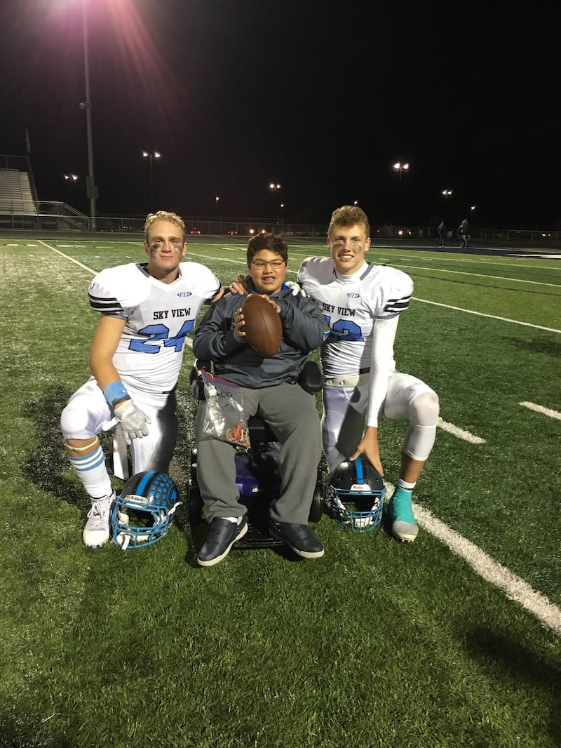 Izquierda, Ryder Lundahl (24), su hermano menor Dillon Lundahl y Mason Falslev aparecen en el campo de fútbol americano de la escuela secundaria Sky View en 2018.