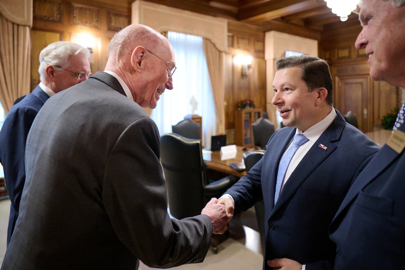 El presidente Henry B. Eyring, primer consejero de la Primera Presidencia, saluda a Miloslav Stašek, embajador de la República Checa ante los Estados Unidos, durante una visita.