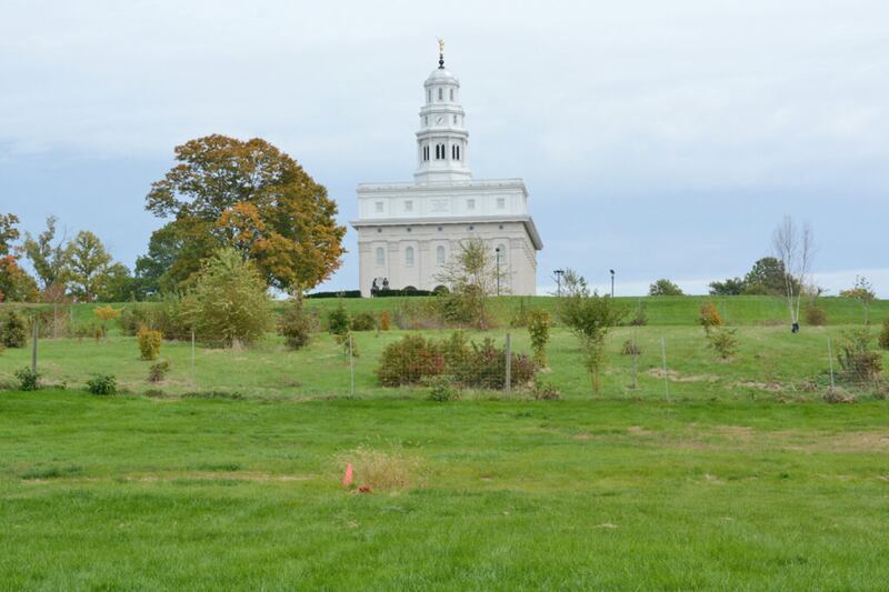 El Templo de Nauvoo, Illinois, se ve detrás del área del proyecto de regeneración de West Grove en la histórica Nauvoo, Illinois, en 2019. Es uno de los proyectos en el Distrito del Templo de Nauvoo.