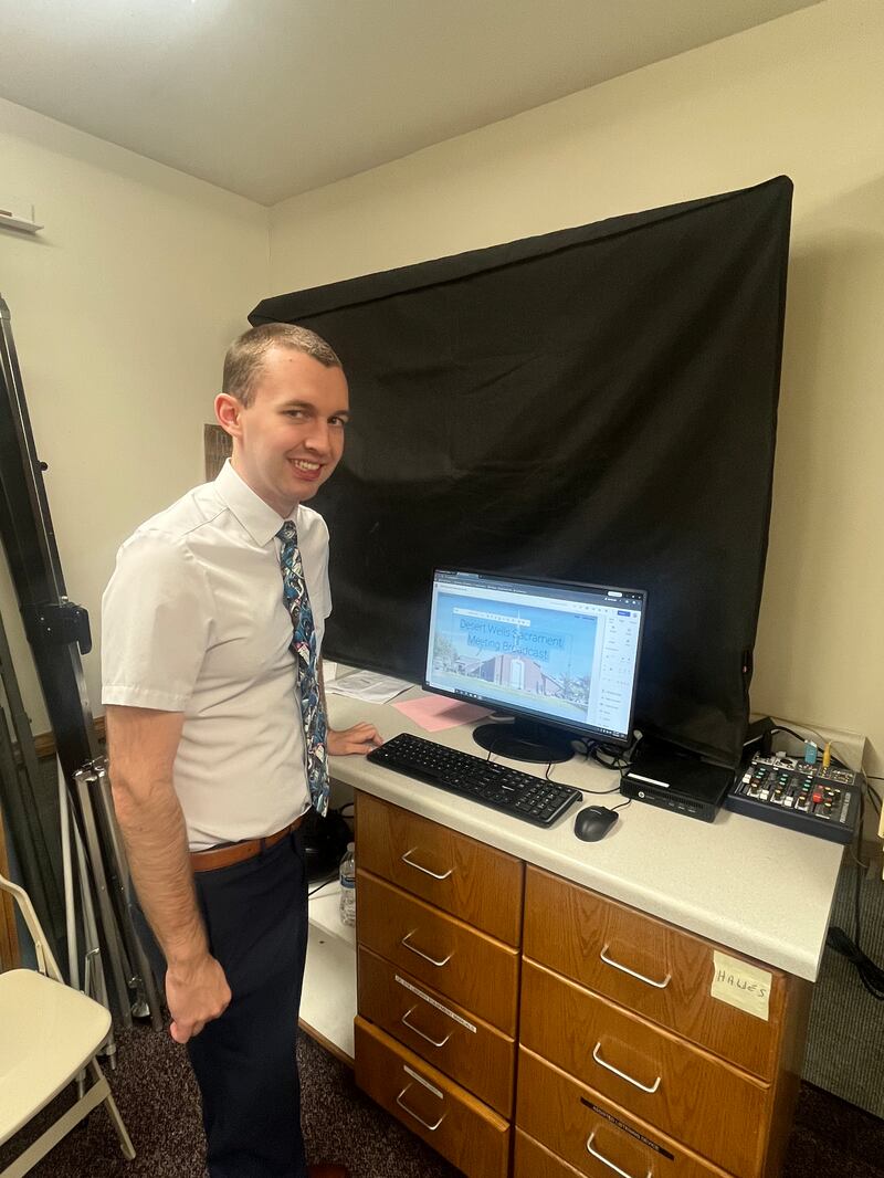Chase Ward inicia la transmisión de la reunión sacramental del Barrio Desert Wells en la Estaca Queen Creek Arizona Central el 8 de marzo de 2026. Ward ha servido como especialista asistente de tecnología del barrio durante cuatro años y medio.