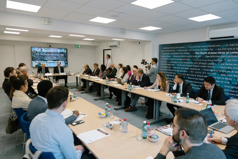 El Obispo Presidente W. Christopher Waddell dirige una mesa redonda sobre cómo brindar ayuda a los necesitados en todo el mundo junto con líderes de organizaciones humanitarias en Bruselas, Bélgica, el martes 24 de marzo de 2026.