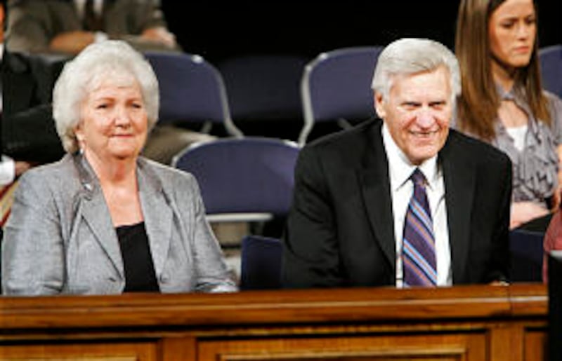 El élder Glen L. Pace, Setenta Autoridad General, sentado junto a su esposa Jolene, sonríe a los miembros de la audiencia antes de hablar durante una asamblea devocional en BYU.
