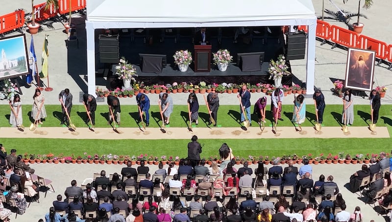 Líderes locales de la Iglesia y miembros de la comunidad colocan la primera palada del Templo de Huehuetenango, Guatemala, el sábado 14 de marzo de 2026, en Huehuetenango, Guatemala.