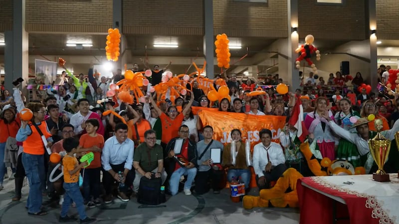 Los participantes celebran en un festival de danza conmemorando el 100 aniversario de los Institutos de Religión en Lima, Perú, el 26 de septiembre de 2026.