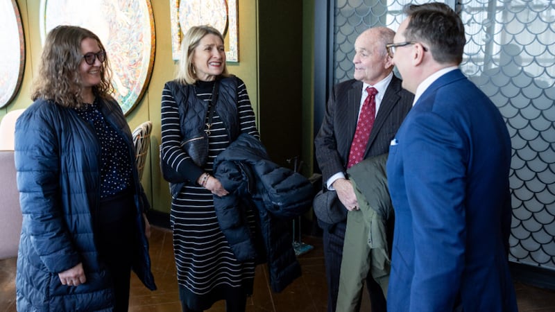 La presidenta Camille N. Johnson y el hermano Doug Johnson conversan con el élder Nikolai Ustyuzhaninov y la hermana Yulia Ustyuzhaninov en Tiflis, Georgia, el 4 de marzo de 2026.