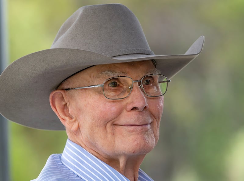 El Presidente Dallin H. Oaks sonríe durante una devoción familiar el sábado, 4 de julio de 2026, en Joe's Valley, Utah.