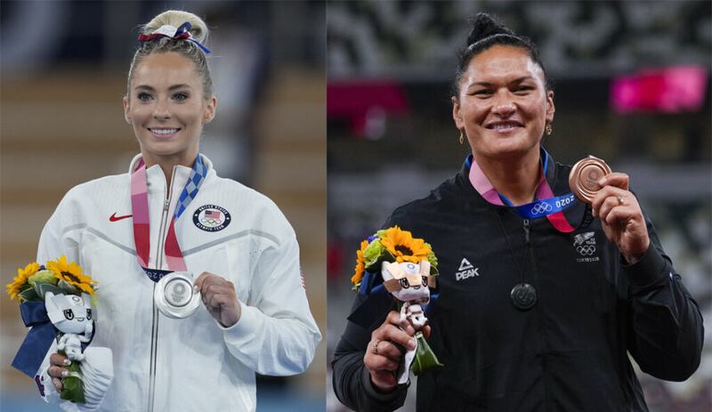 En esta foto combinada, MyKayla Skinner, a la derecha, de Estados Unidos, posa después de ganar la medalla de plata en salto durante la final de gimnasia artística femenina, y Valerie Adams de Nueva Zelanda, a la derecha, posa con su medalla de bronce en lanzamiento de bala femenino en los Juegos Olímpicos de Verano 2020, el domingo, 1 de agosto de 2021 en Tokio, Japón.