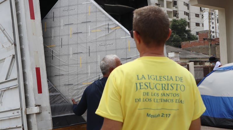 Voluntarios de La Iglesia de Jesucristo de los Santos de los Últimos Días descargan colchones en una capilla en La Guaira, Venezuela, el sábado 4 de julio de 2026.