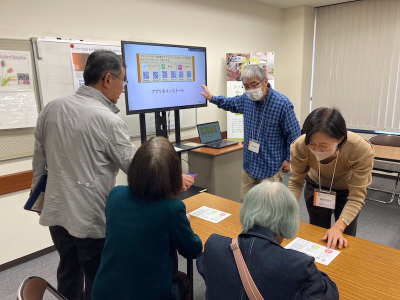 Personas aprenden a usar las aplicaciones de FamilySearch en sus teléfonos inteligentes durante una feria de historia familiar en Kagoshima, Japón, el 23 de febrero de 2026.
