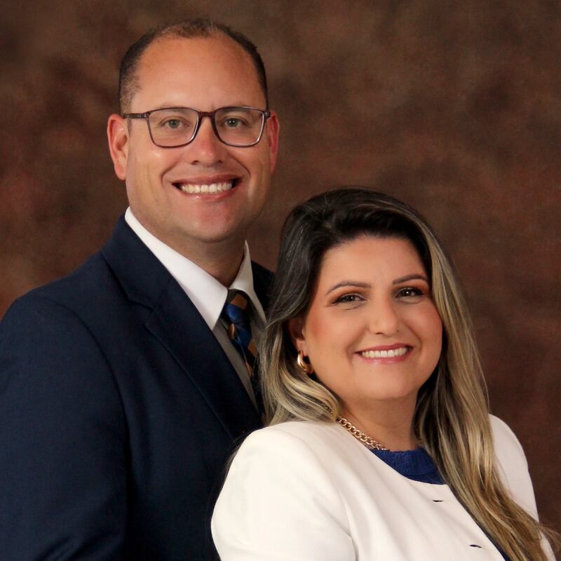 Neverson Paes y Deborah Paes, quienes servirán como presidente y compañera de la Misión Brasil Río de Janeiro Norte a partir de julio de 2026.