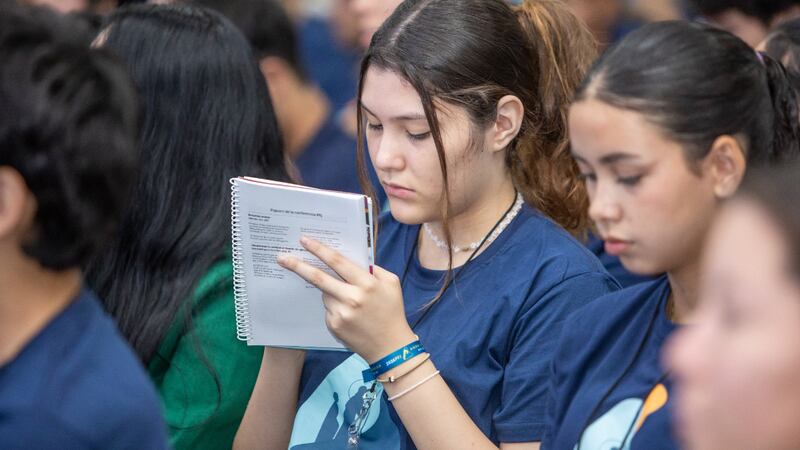 Una joven toma notas durante una sesión de las conferencias Para la Fortaleza de la Juventud en el Área Sudamérica Sur a principios de 2026.
